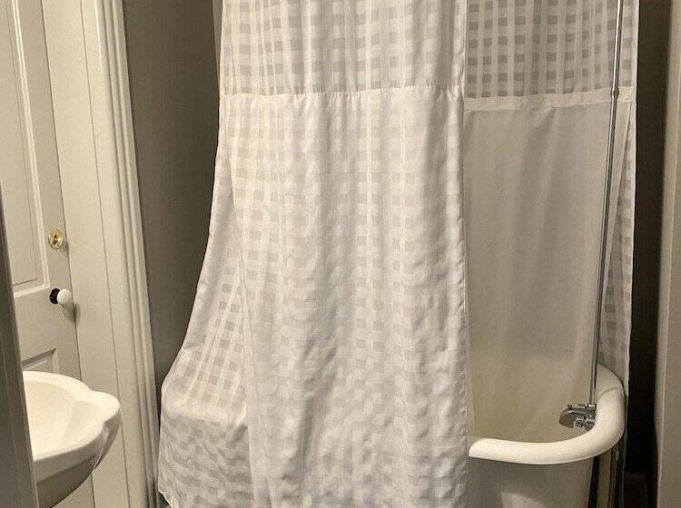 Captain Wohlt Inn Bed & Breakfast