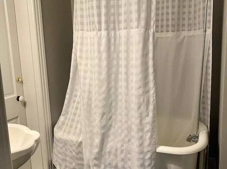 Captain Wohlt Inn Bed & Breakfast