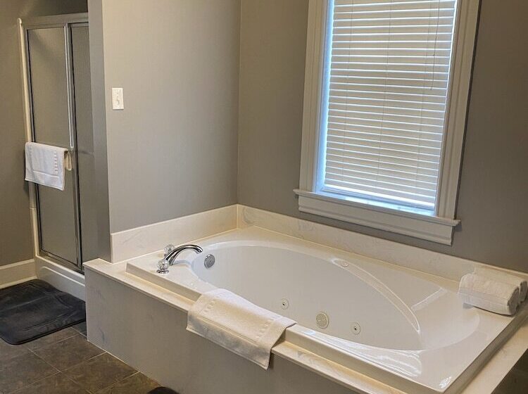 Captain Wohlt Inn Bed & Breakfast