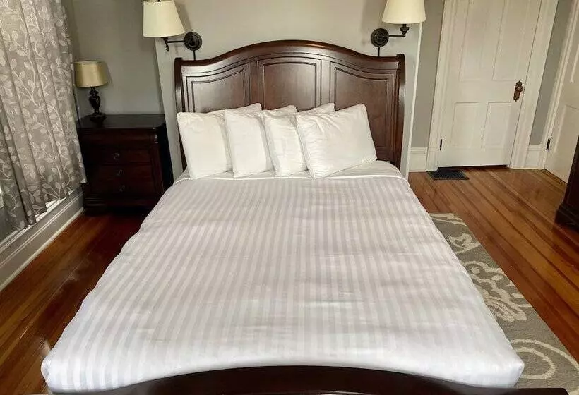 Captain Wohlt Inn Bed & Breakfast