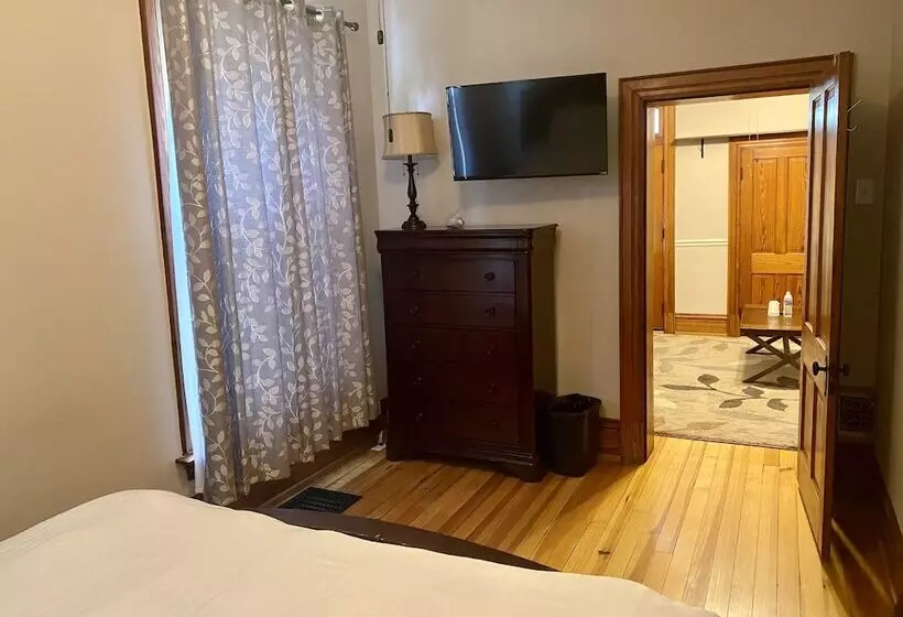 Captain Wohlt Inn Bed & Breakfast