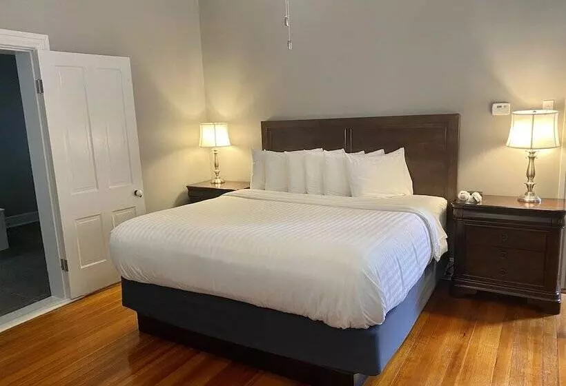 Captain Wohlt Inn Bed & Breakfast