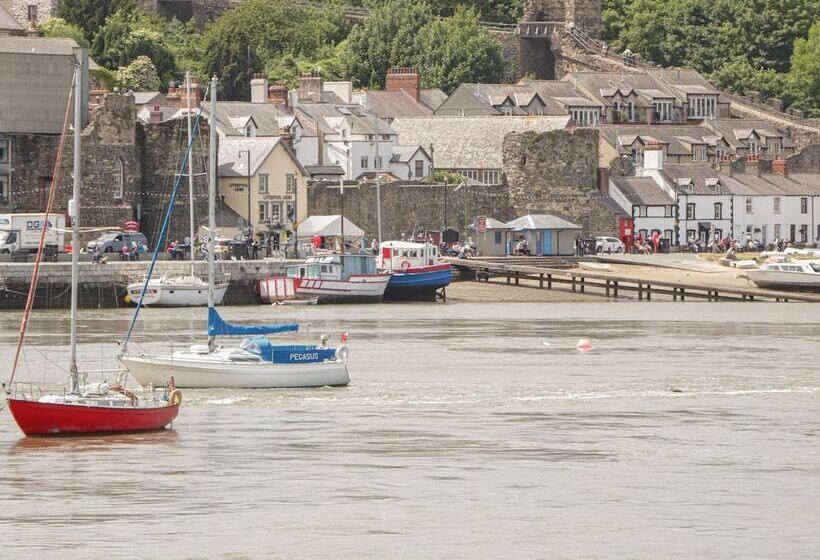 ホテル Castle Apartment