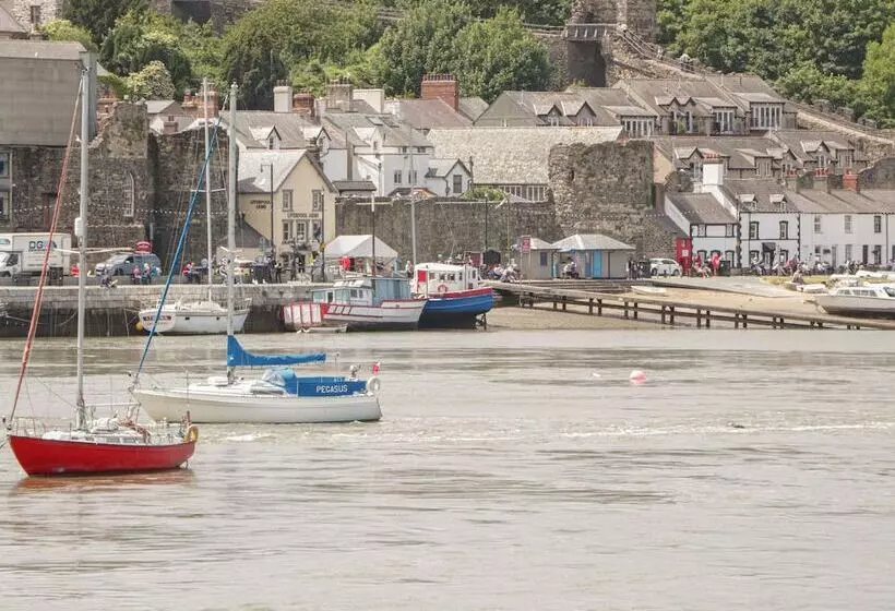 هتل Castle Apartment