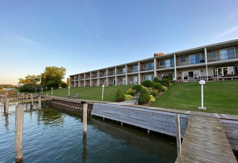 فندق Fleetwood Inn & Suites