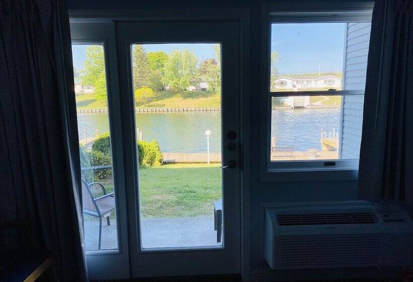 فندق Fleetwood Inn & Suites