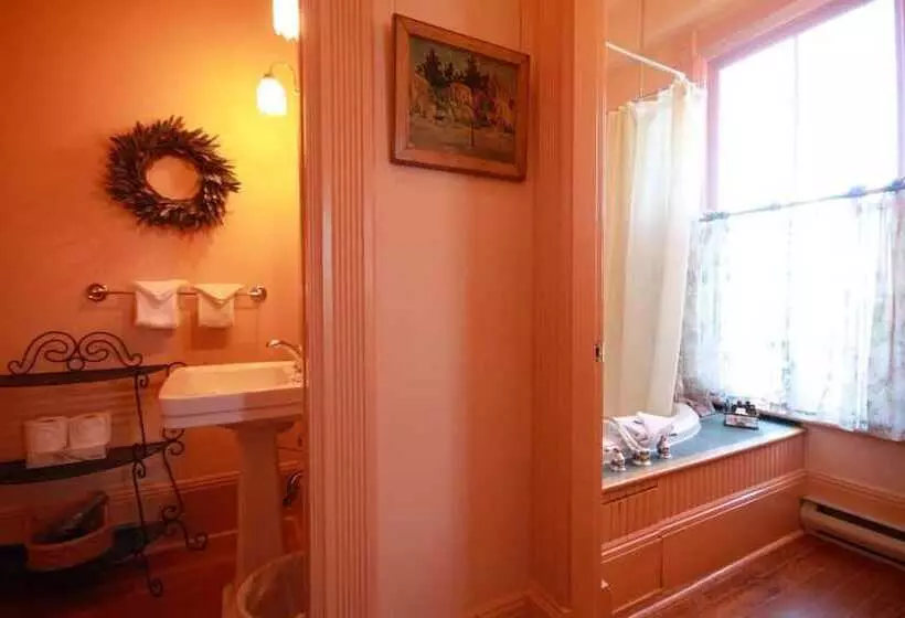 호텔 Spinnakers Brewpub & Guesthouses