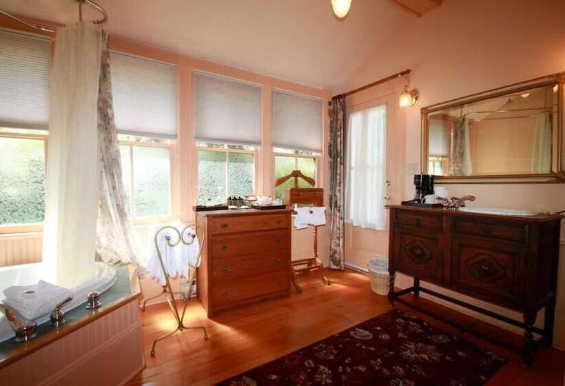 酒店 Spinnakers Brewpub & Guesthouses