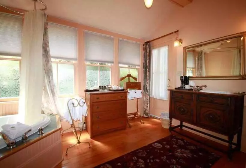 호텔 Spinnakers Brewpub & Guesthouses