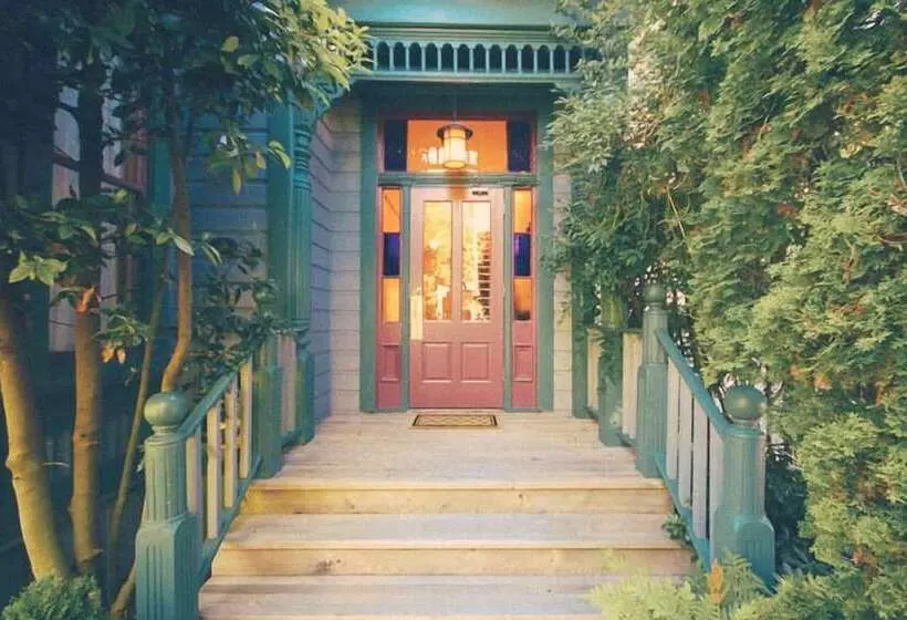 호텔 Spinnakers Brewpub & Guesthouses