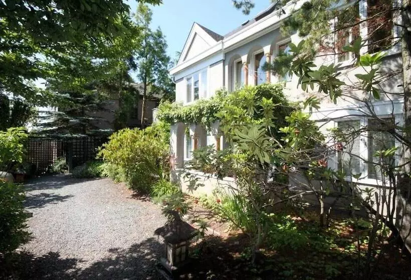 호텔 Spinnakers Brewpub & Guesthouses