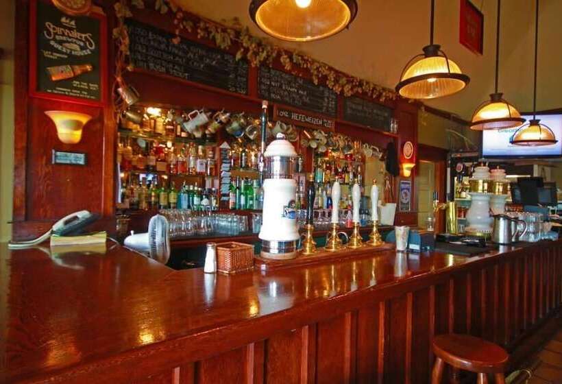 酒店 Spinnakers Brewpub & Guesthouses