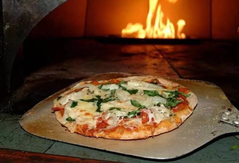 호텔 Spinnakers Brewpub & Guesthouses