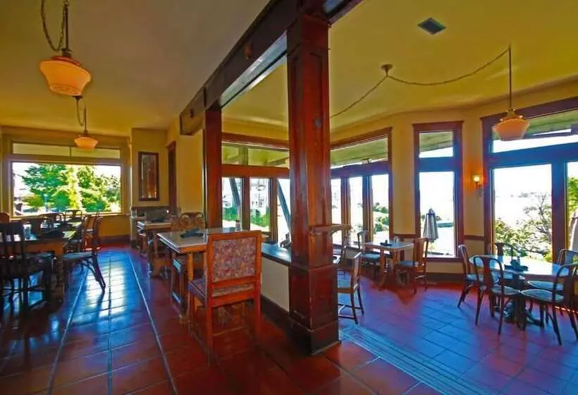 호텔 Spinnakers Brewpub & Guesthouses