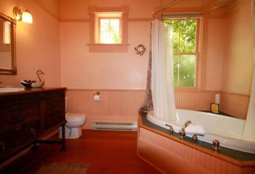 호텔 Spinnakers Brewpub & Guesthouses