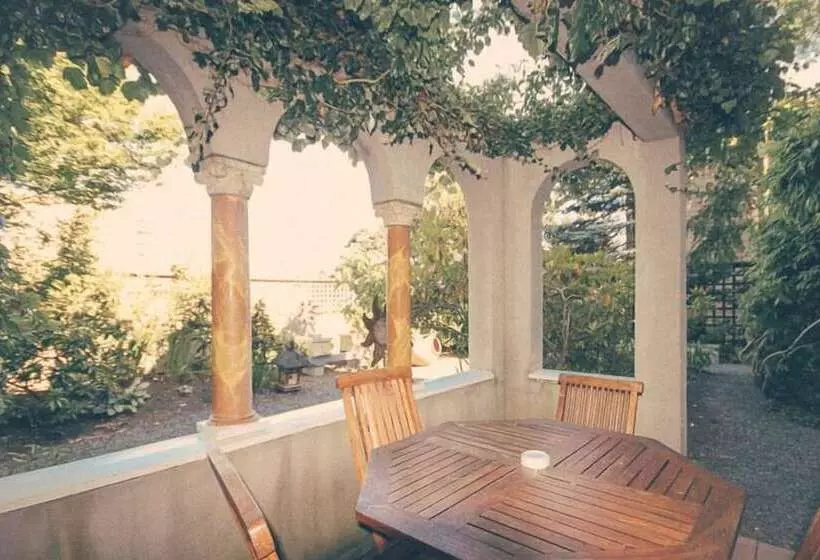 호텔 Spinnakers Brewpub & Guesthouses