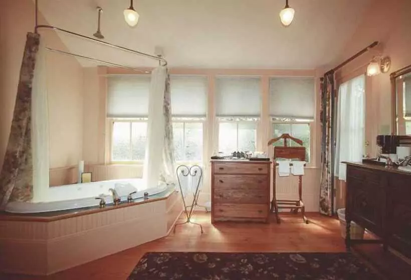 호텔 Spinnakers Brewpub & Guesthouses