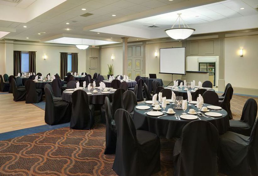 בית מלון כפרי Stonebridge  Grande Prairie