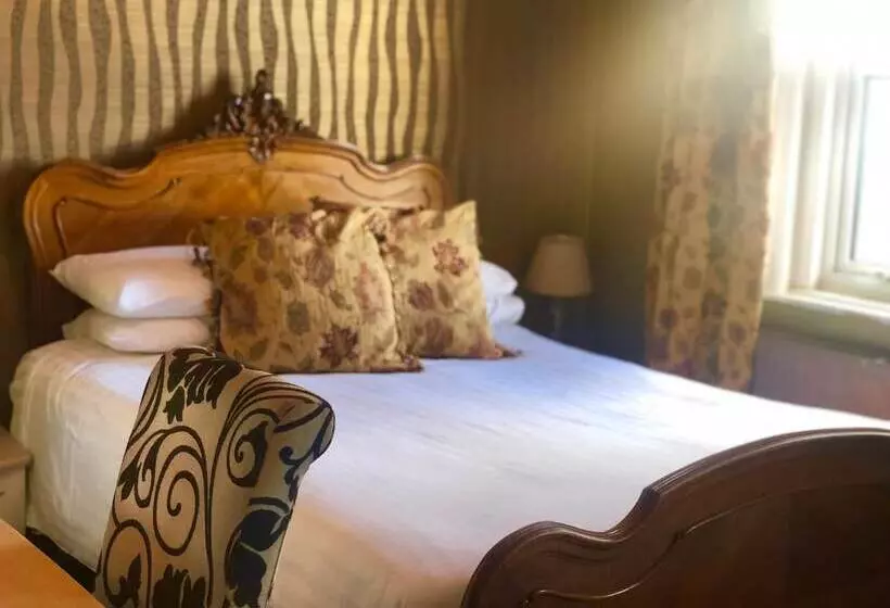 هتل The Lilly Restaurant With Rooms