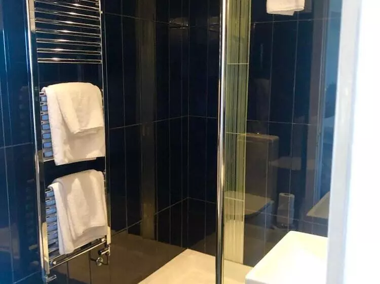 هتل The Lilly Restaurant With Rooms