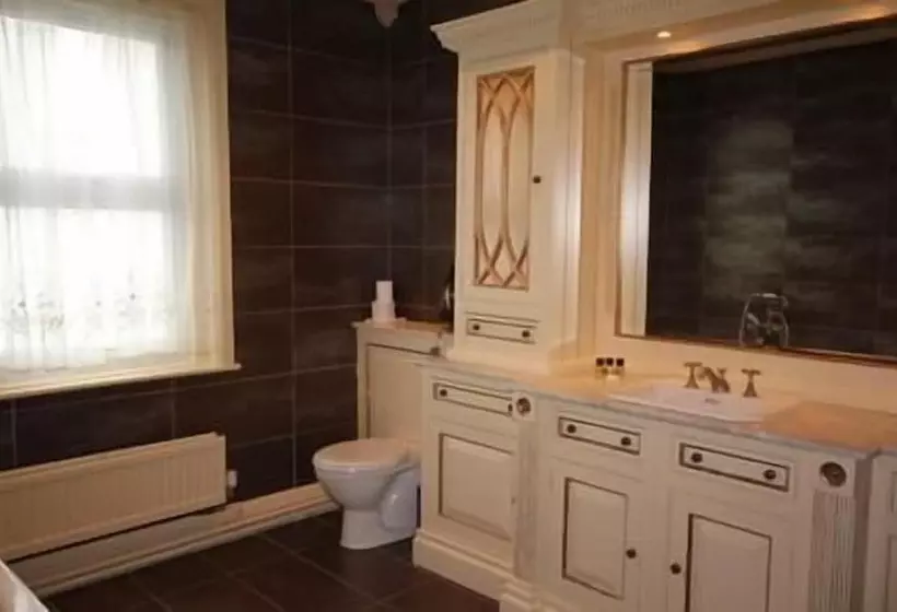 هتل The Lilly Restaurant With Rooms