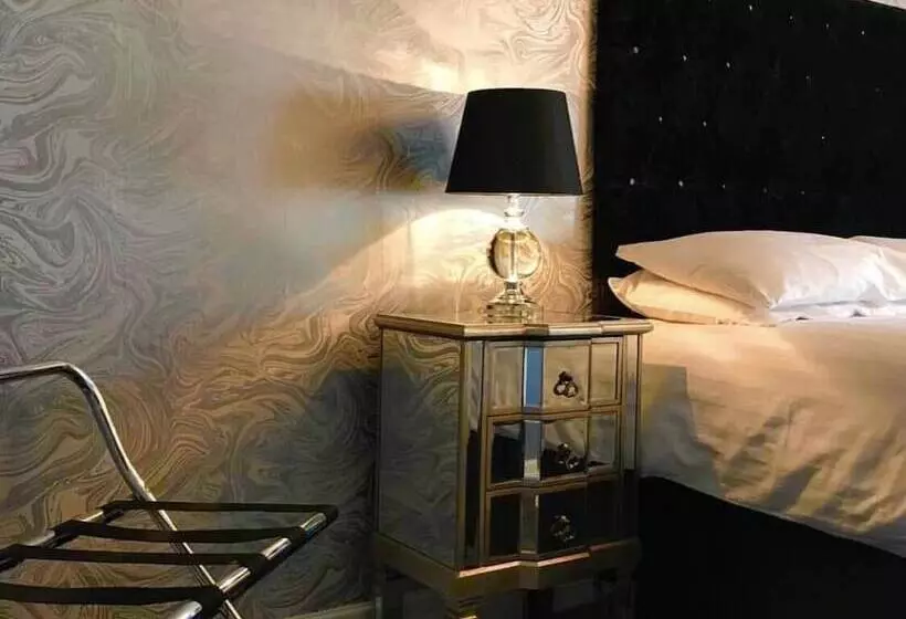 هتل The Lilly Restaurant With Rooms