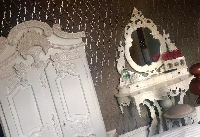 هتل The Lilly Restaurant With Rooms