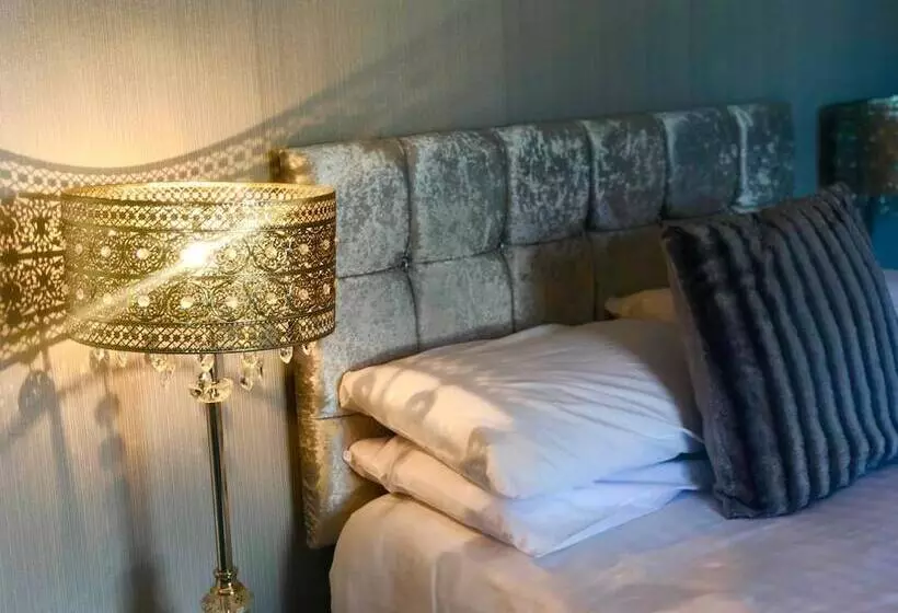 هتل The Lilly Restaurant With Rooms