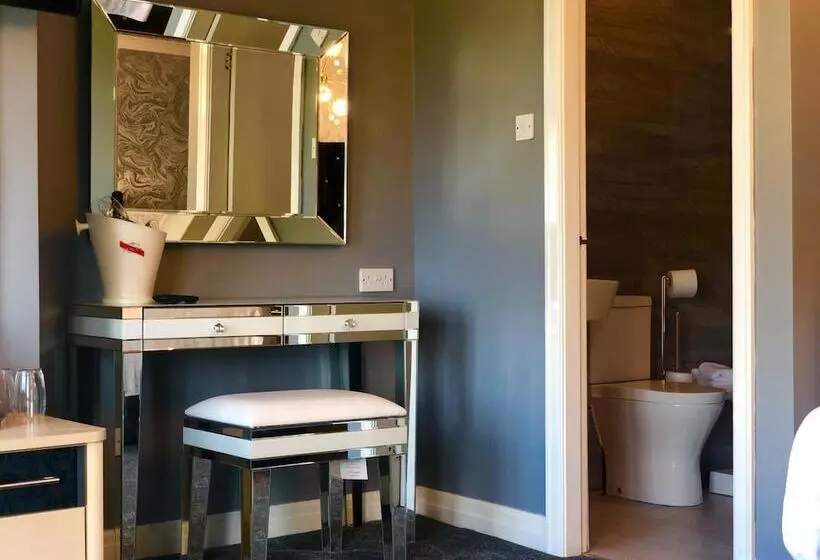 هتل The Lilly Restaurant With Rooms