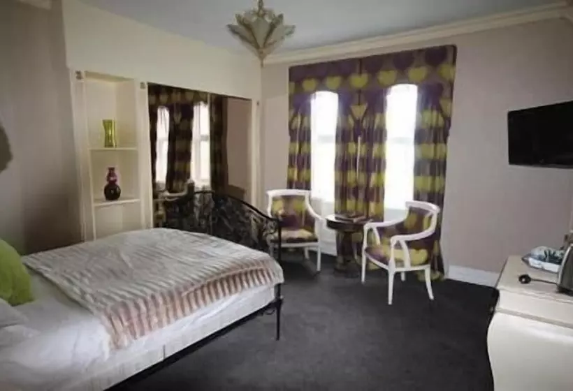 هتل The Lilly Restaurant With Rooms