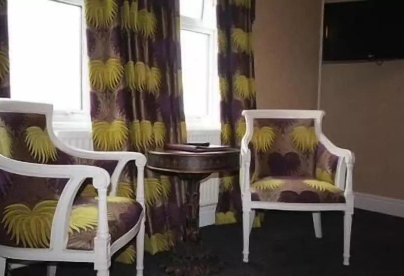 هتل The Lilly Restaurant With Rooms