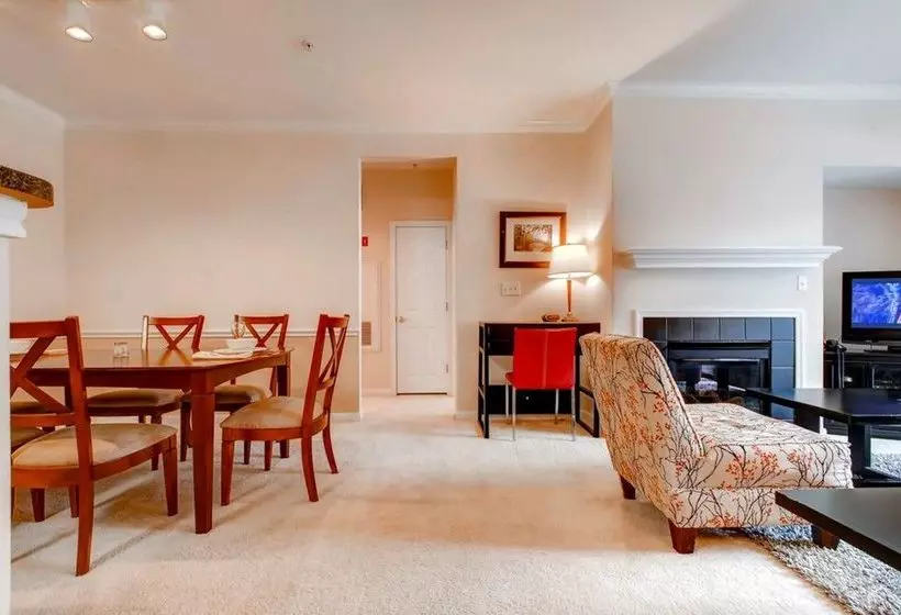 Отель The Mews At Princeton Junction