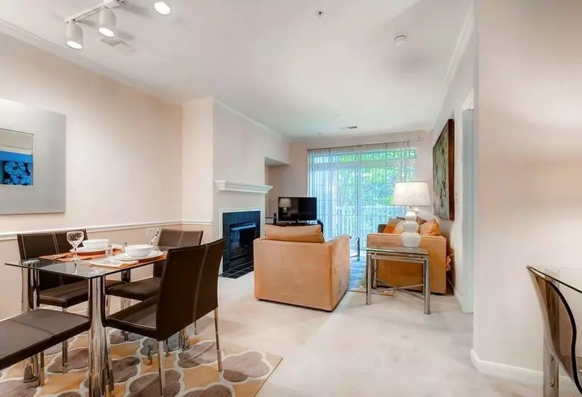 Отель The Mews At Princeton Junction