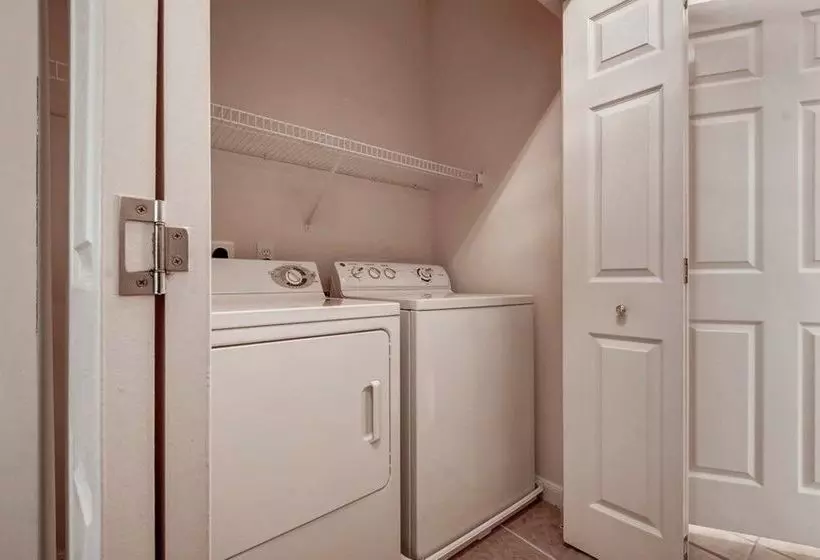 Отель The Mews At Princeton Junction