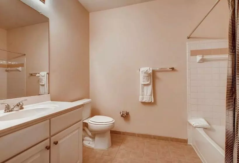 Отель The Mews At Princeton Junction