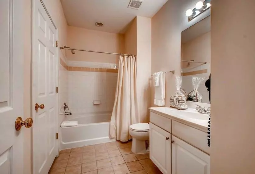 Отель The Mews At Princeton Junction