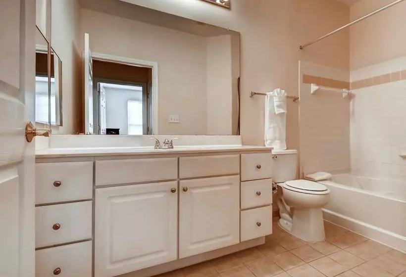 Отель The Mews At Princeton Junction