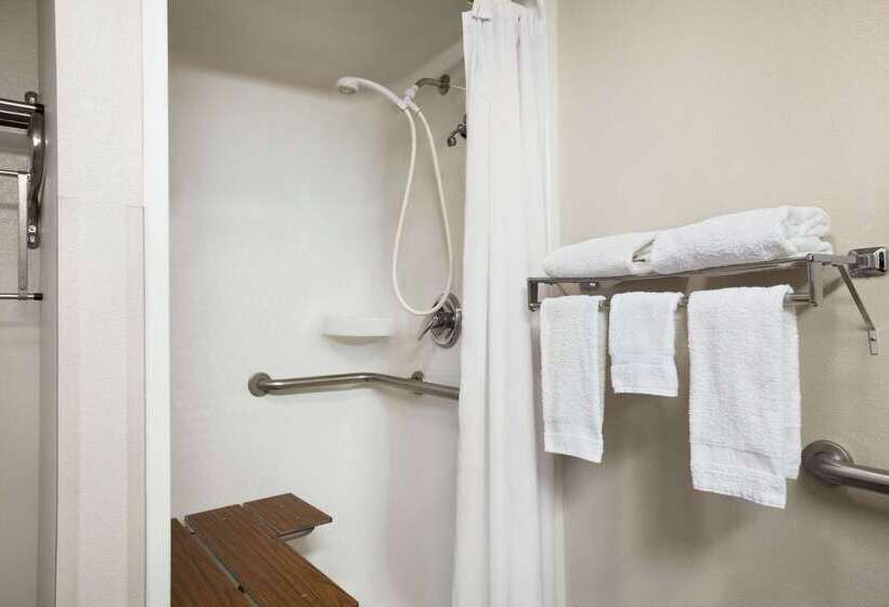 Отель Travelodge By Wyndham Vaughn