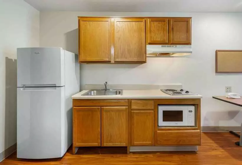 Hotelli Extended Stay America Select Suites   Akron   South