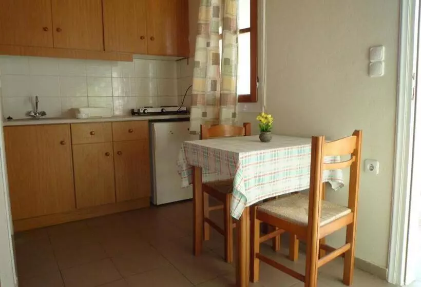 Отель Haris Apartments