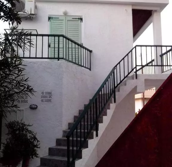 Отель Haris Apartments