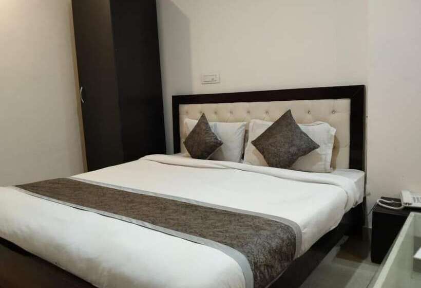 Hotel Queens Residency Gurgaon