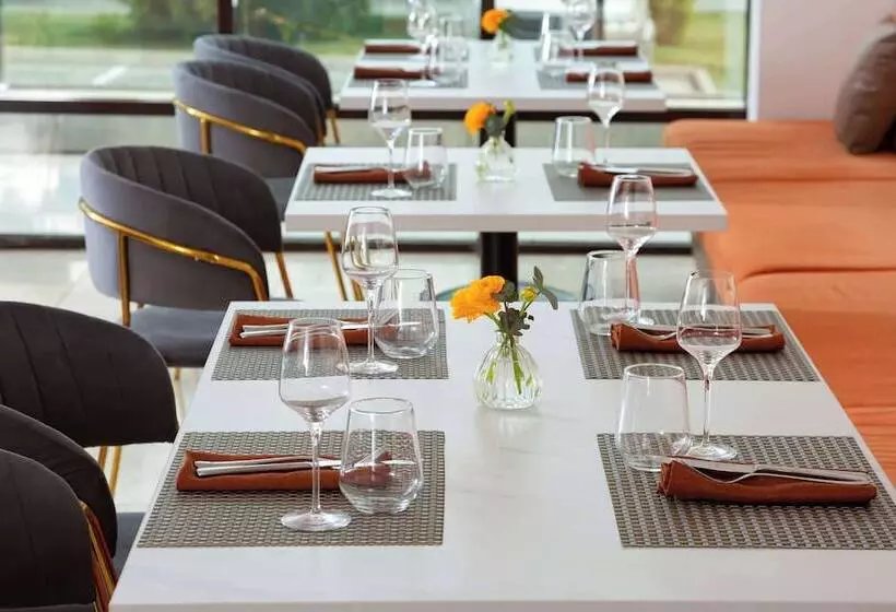 هتل Doubletree By Hilton Shymkent