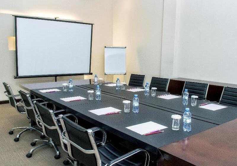 هتل Doubletree By Hilton Shymkent