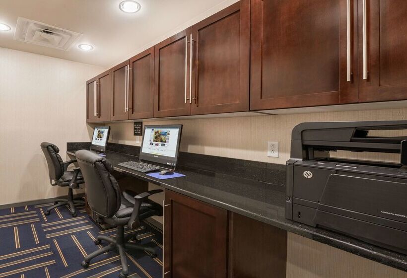 Отель Hampton Inn & Suites Lavonia