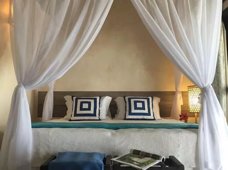 Hotel Peninsula Beach Club