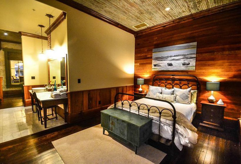 Отель Legendary Texas Polo Club At Phillip Manor Sqaure B&b