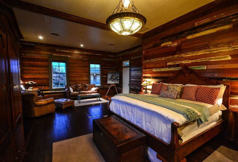 Отель Legendary Texas Polo Club At Phillip Manor Sqaure B&b