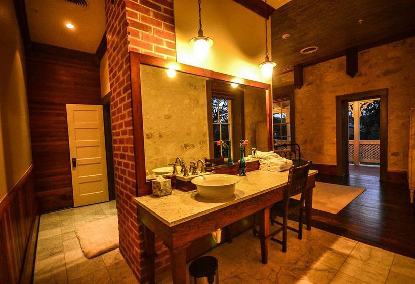 Отель Legendary Texas Polo Club At Phillip Manor Sqaure B&b