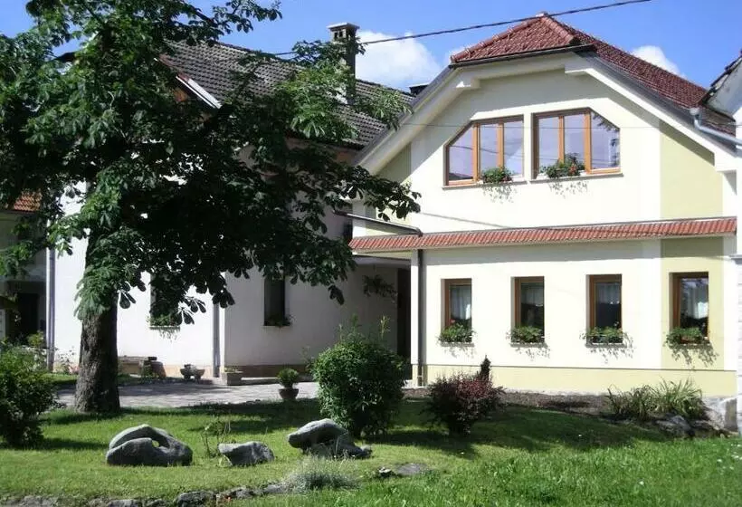 پانسیون Turistična Kmetija Logar